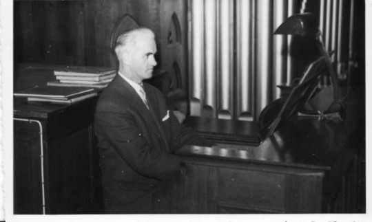 Gregor Laubauch an der Orgel